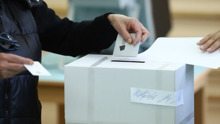 Гласуването на турци, живеещи в чужбина, продължи в понеделник за