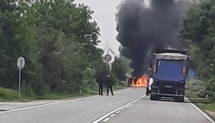 Автомобил е катастрофирал в камион на пътя Русе-Бяла в неделя