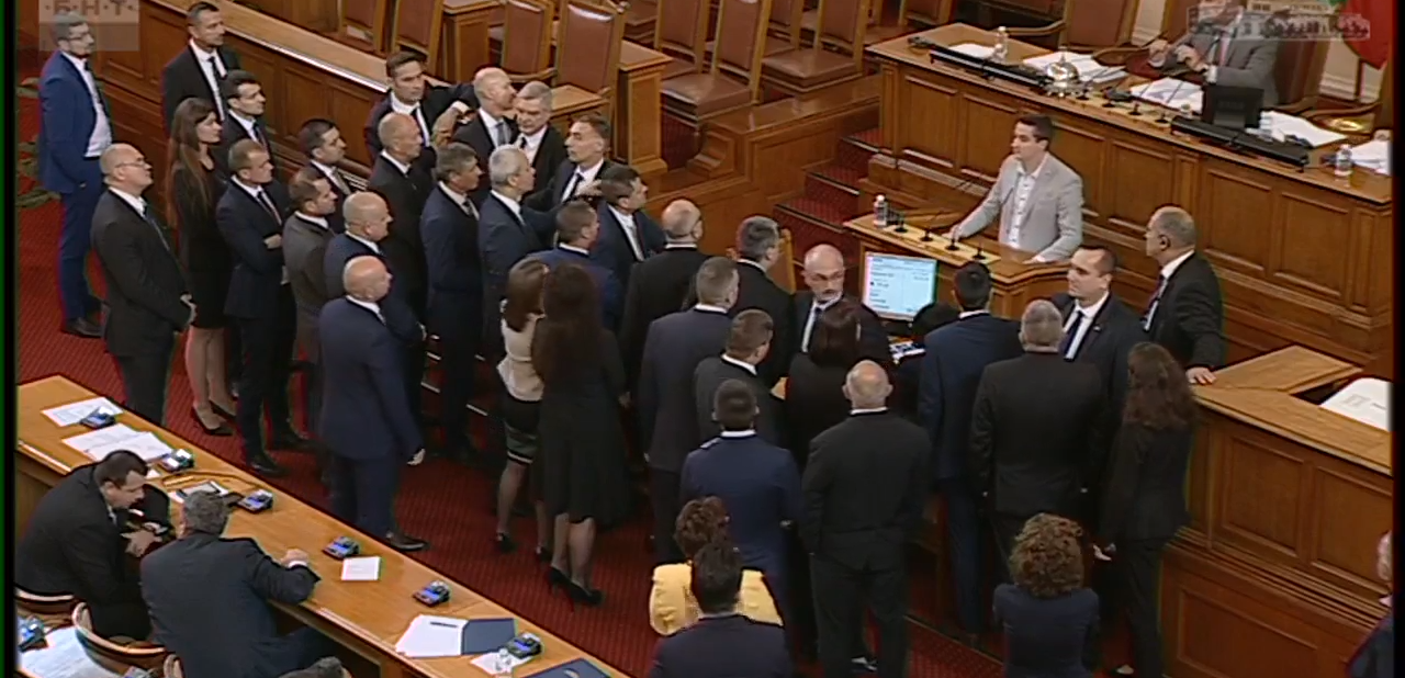 Пореден скандал в парламента.След като депутатът от ПП-ДБ Явор Божанков