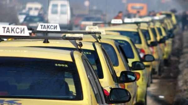 Таксиметровите шофьори заплашват с протести, ако данъчните облекчения за дейността
