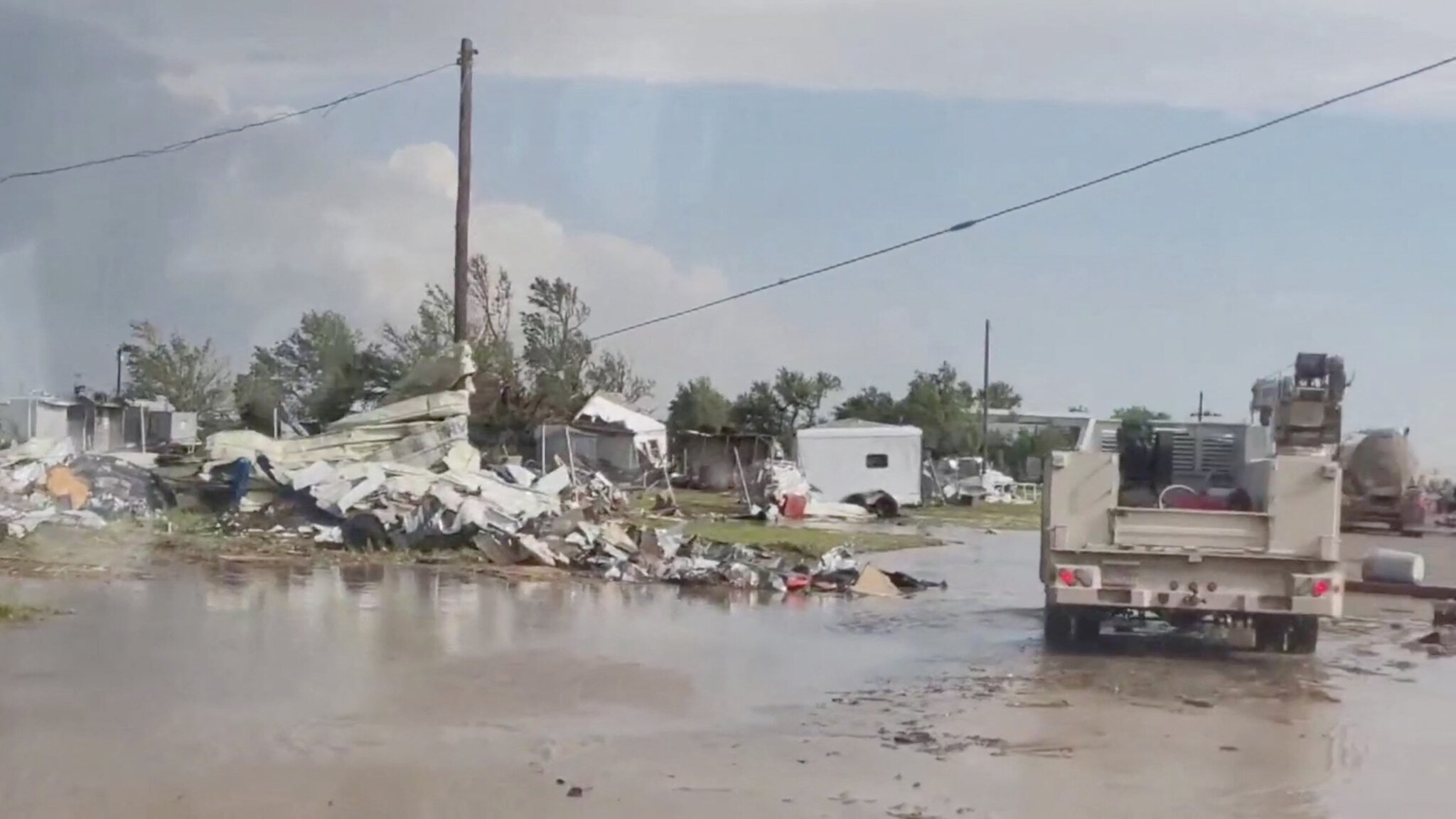 Торнадо връхлетя град Перитън в Тексас Панхандъл в четвъртък, убивайки