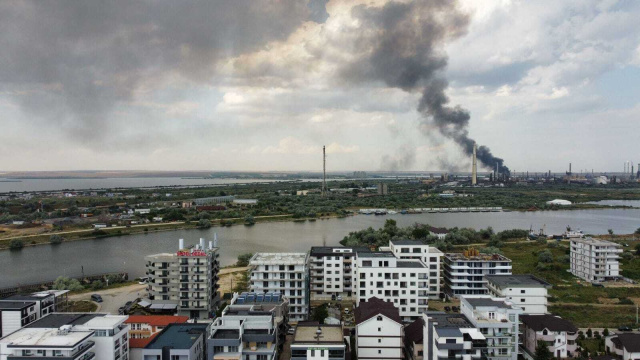 Голяма експлозия избухна в румънската петролна рафинерия Petromidia в Наводари,