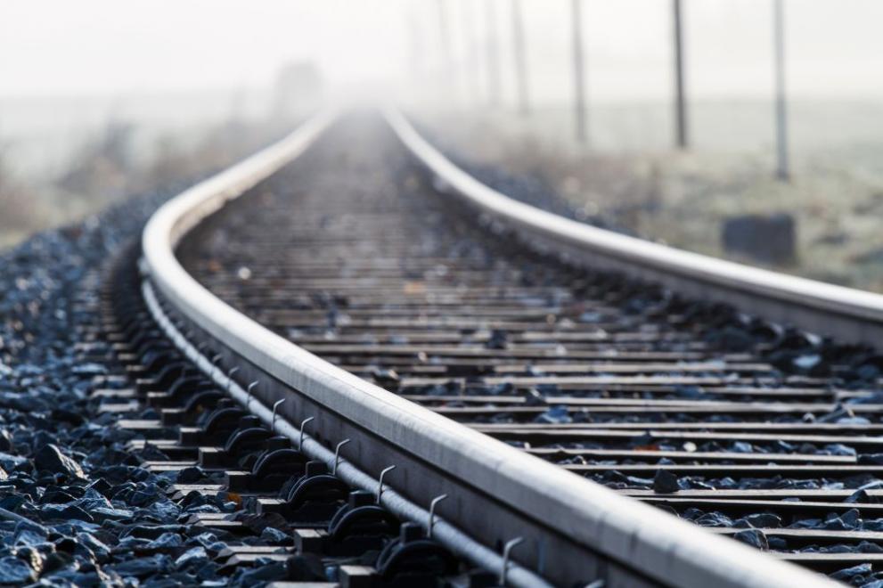 Влак блъсна и уби човек край гара Полски Тръмбеш, съобщи