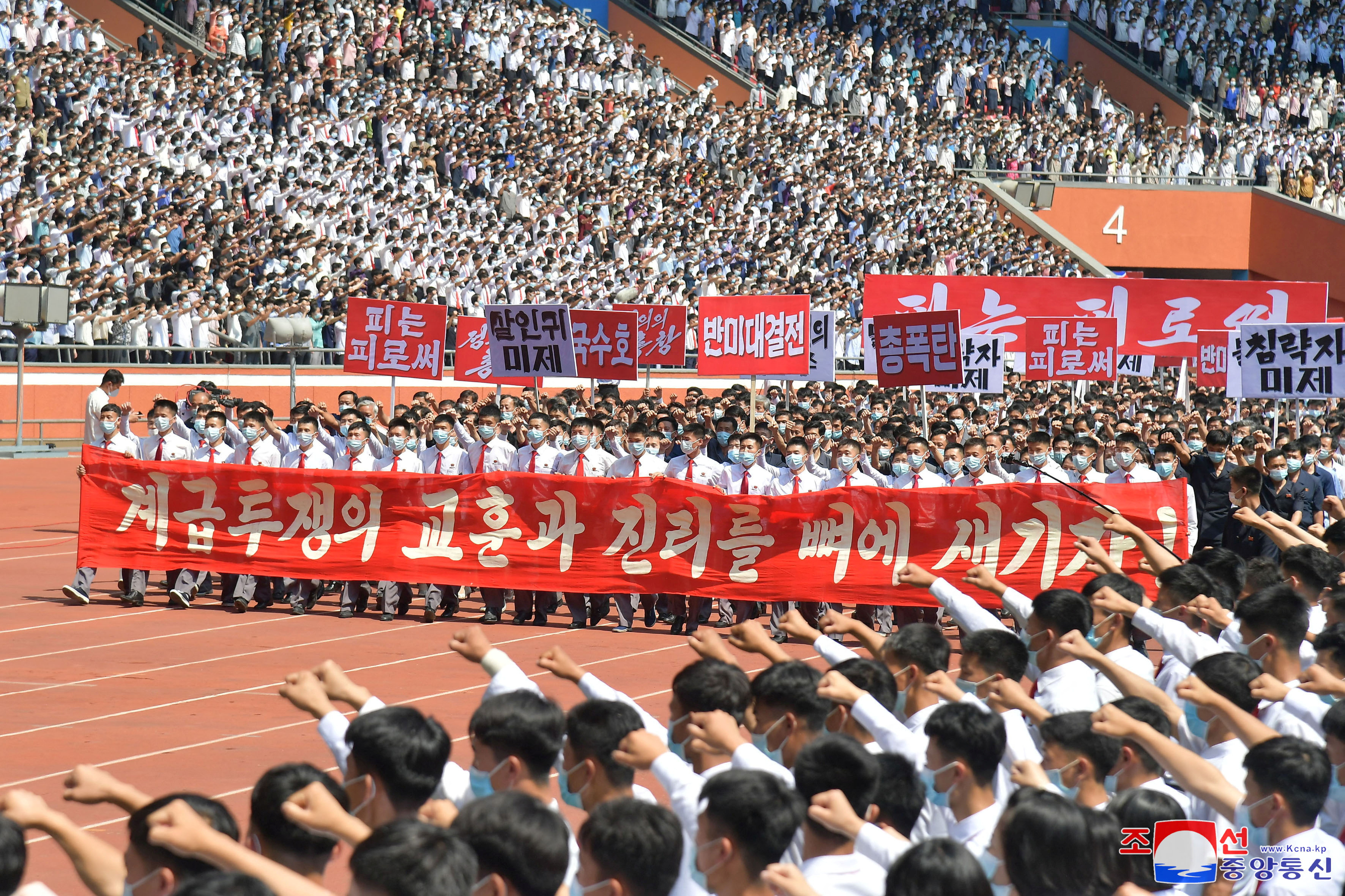Северна Корея проведе масови митинги в Пхенян, където хората издигнаха