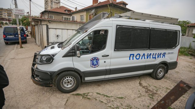Полицията задържа 46 мигранти в къща в софийското село Кокаляне.
