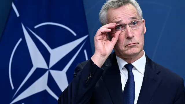 Генералният секретар на НАТО Йенс Столтенберг съобщи, че остава начело