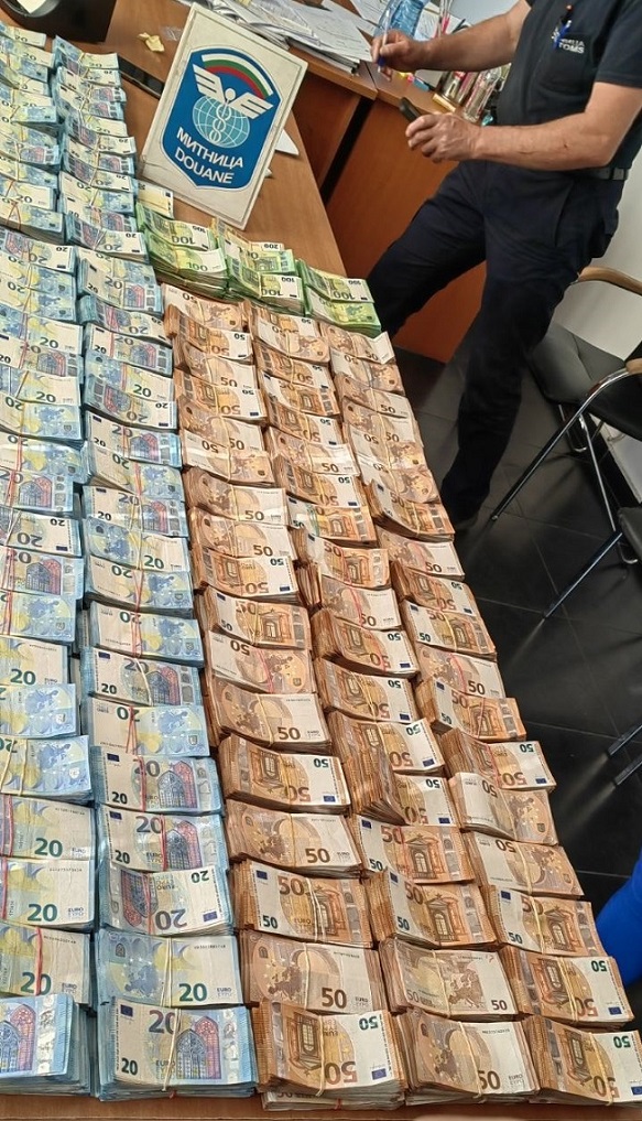 Митническите служители на МП Капитан Андреево задържаха недекларирана валута с