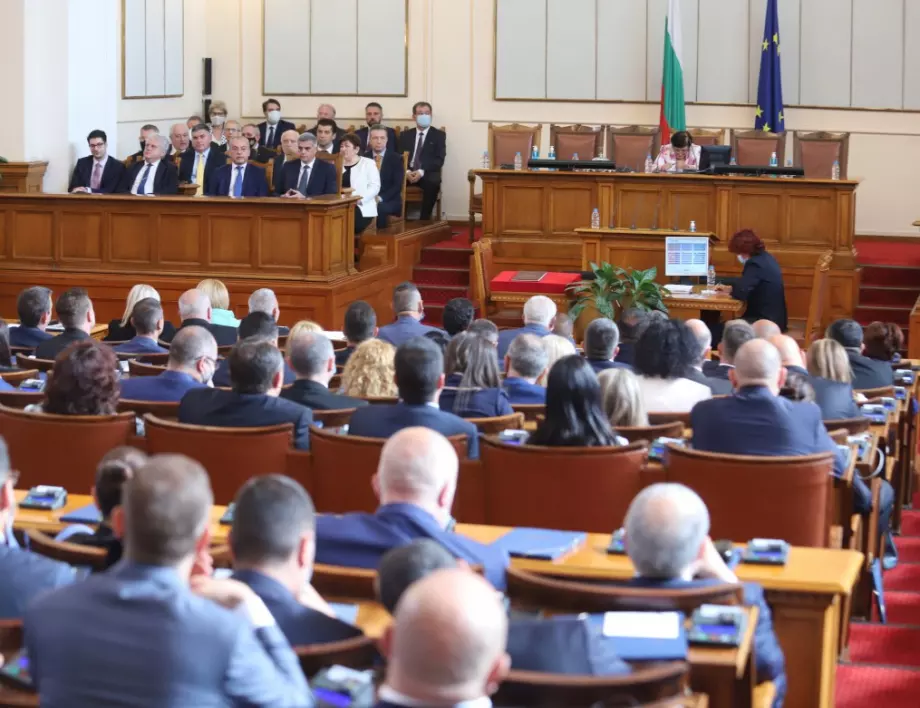 От 13:00 часа днес започна извънредното заседание на Народното събрание.