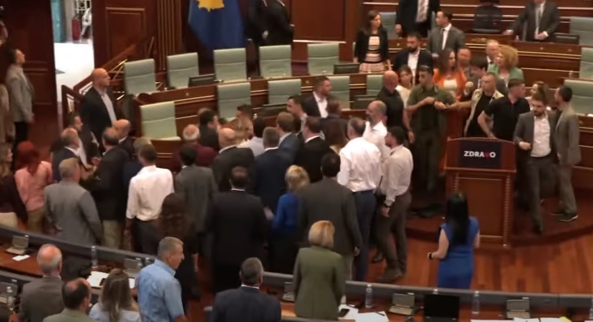 До изостряне на ситуацията в парламента на Косово се стигна,