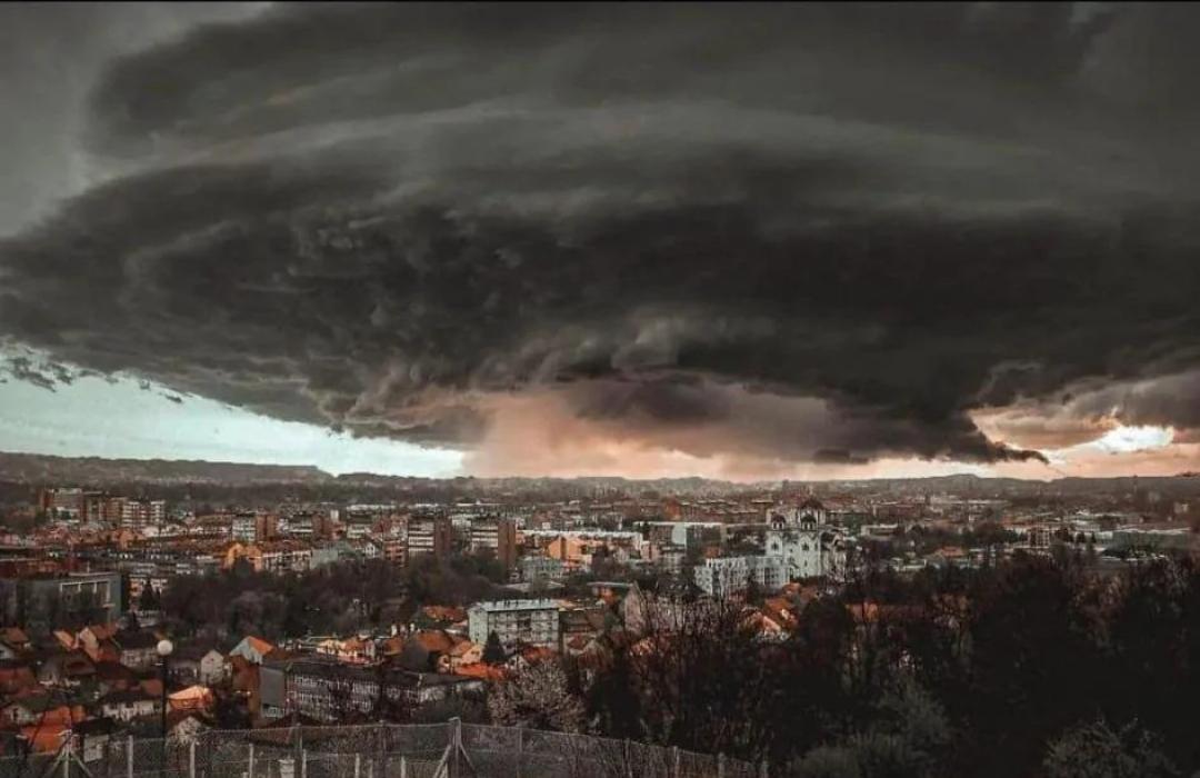 Ужасяваща снимка от бурята в Белград, направена отдалеч, е истински