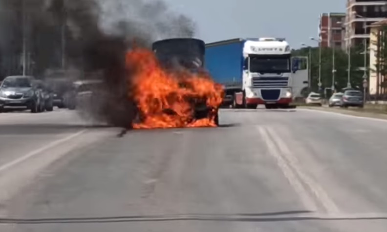 Кола избухна в пламъци този следобед в София. Минувачи заснеха