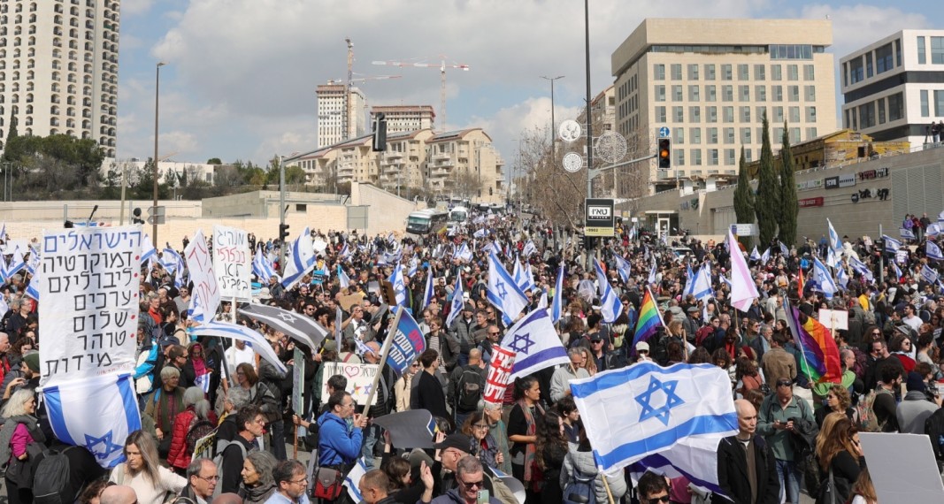 Стотици хиляди израелци излязоха на улиците снощи, за да протестират
