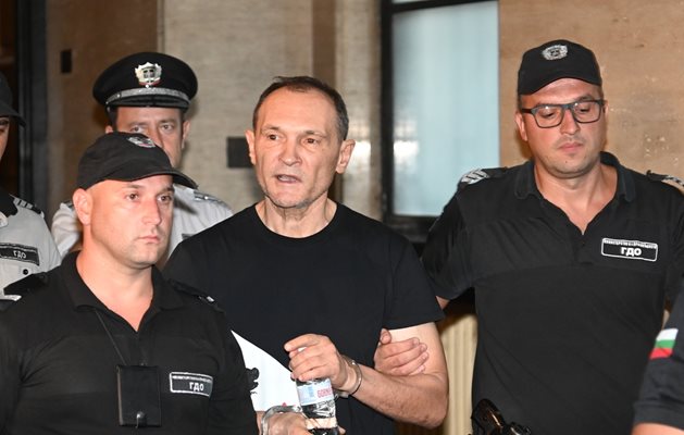 Васил Божков беше докаран под конвой в Софийска градска прокуратура,