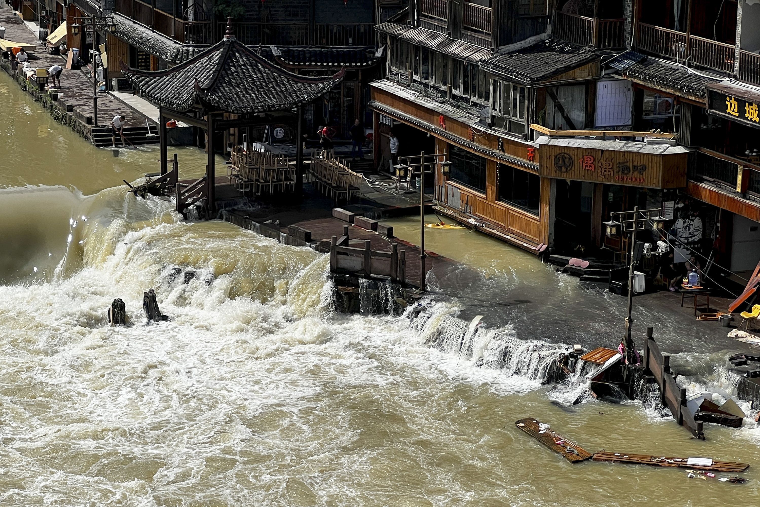 Огромни наводнения заляха Хонконг и южните китайски градове. В региона
