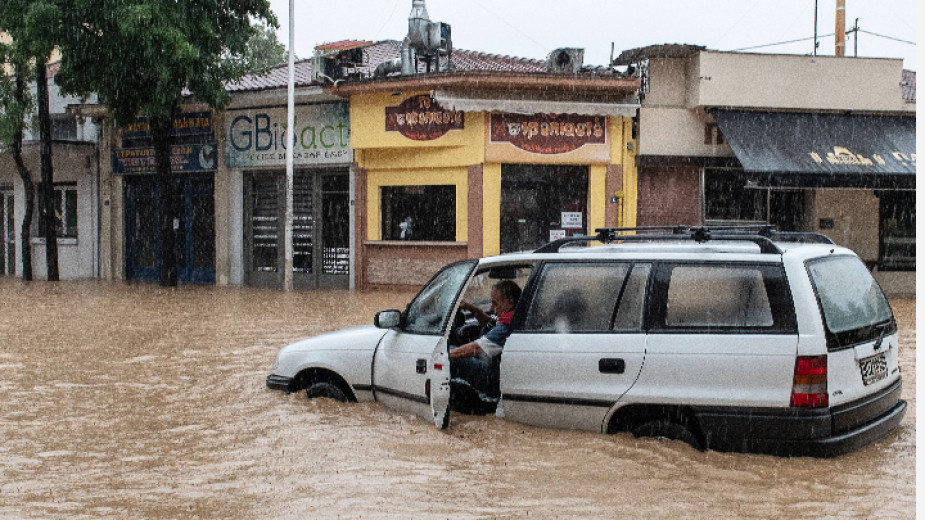 В цялата гръцка префектура Лариса продължава наводнението, предизвикано от разливането