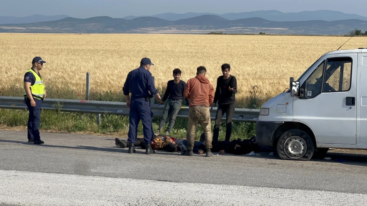 Полицията откри голяма група нелегални мигранти край Казичене, които са