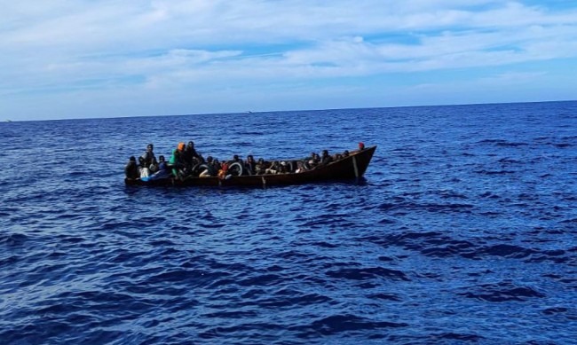 Бежанците и мигрантите, пристигащи в Гърция по море и суша