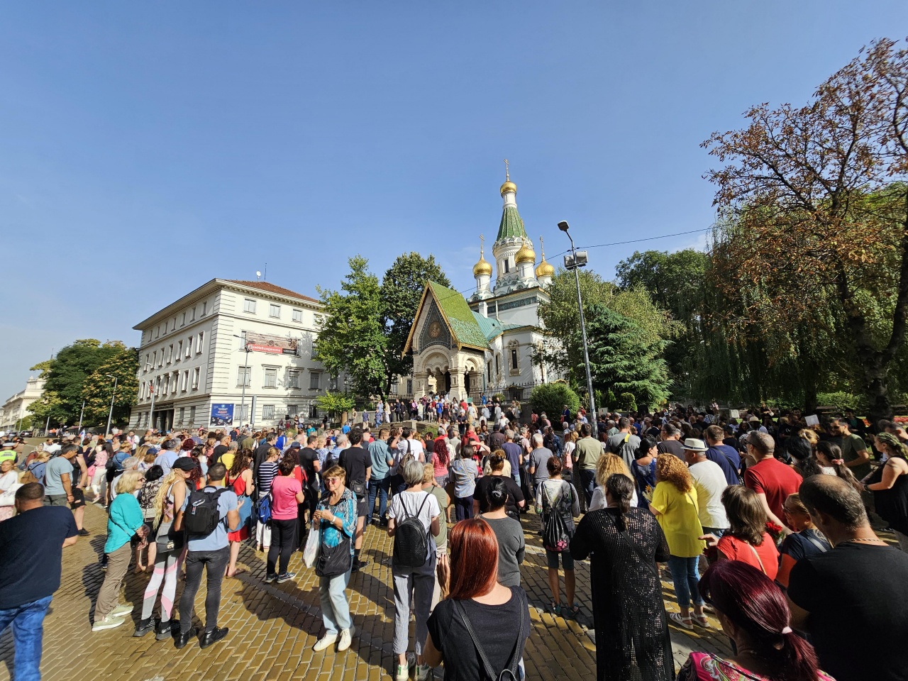 Граждани се събраха пред Руската църква „Свети Николай Мирликийски Чудотворец“
