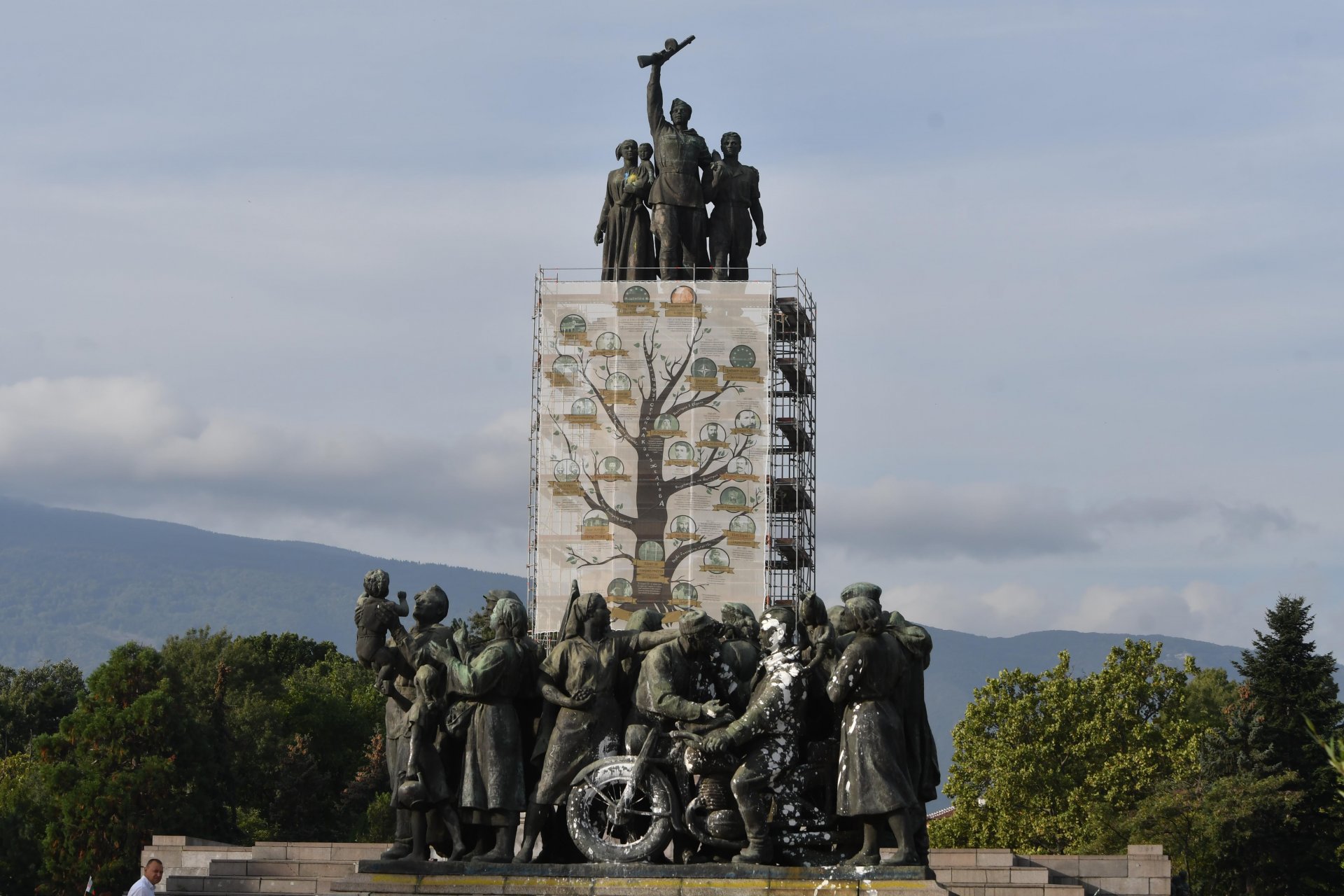 Паметникът на Съветската армия отново осъмна преобразен. Огромен постер, изобразяващ