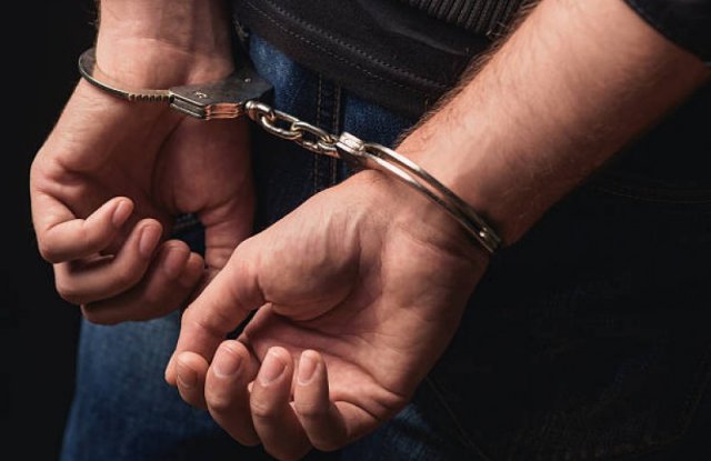 Осем души, сред които двама преподаватели, са арестувани в Румъния
