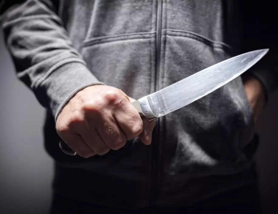 14- годишен ученик, въоръжен с два ножа, нападна трима учители