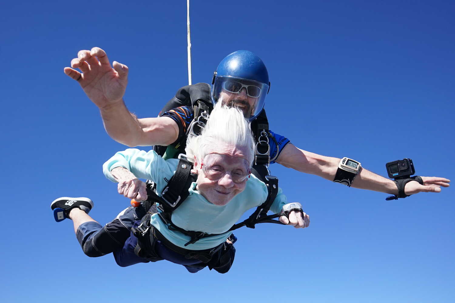 104-годишната Дороти Хофнър стана най-възрастният човек в света, скочил с