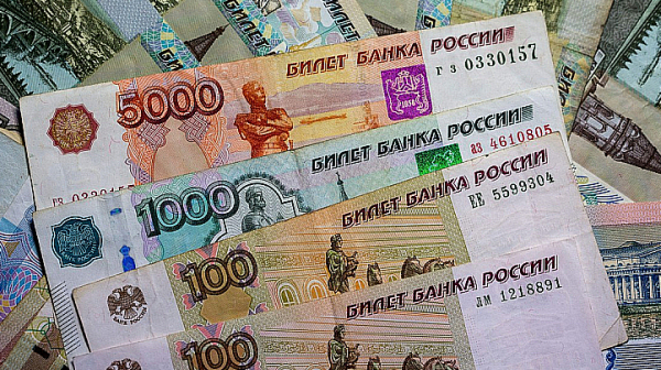 Руската рубла падна под 102 за долар до най-ниското си