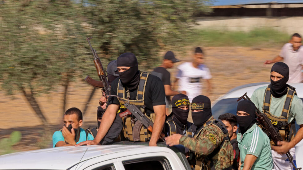 Бойци на Хамас използват земекопна техника, за да пробият граничната