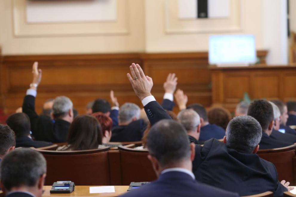 Депутатите обсъждат проекторешението за гласуване на недоверие на Министерския съвет.