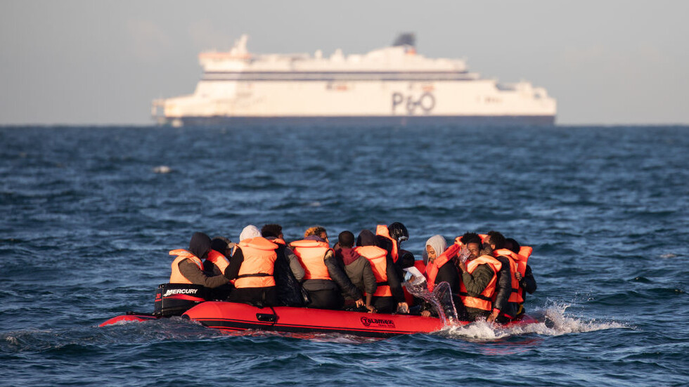 Трима мигранти загинаха, а осем са спасени, след като лодката