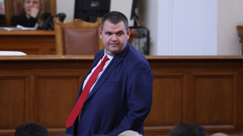 Делян Пеевски вече е съпредседател на парламентарната група на ДПС.
