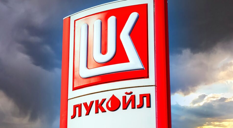 Синдикатите в рафинерията „Лукойл-Нефтохим се събраха днес извънредно, за да