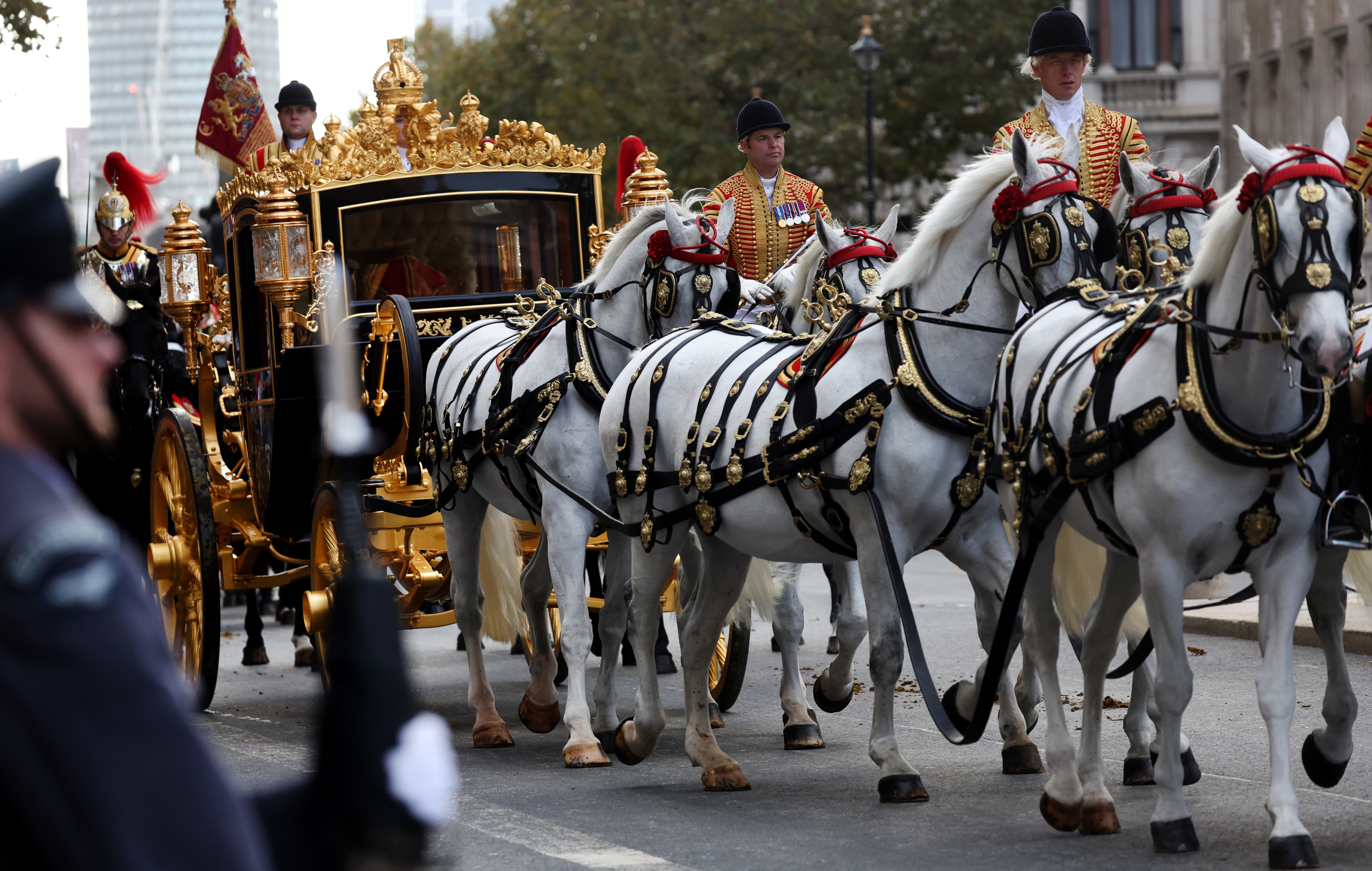 От златния трон в Камарата на лордовете 74-годишният монарх изложи