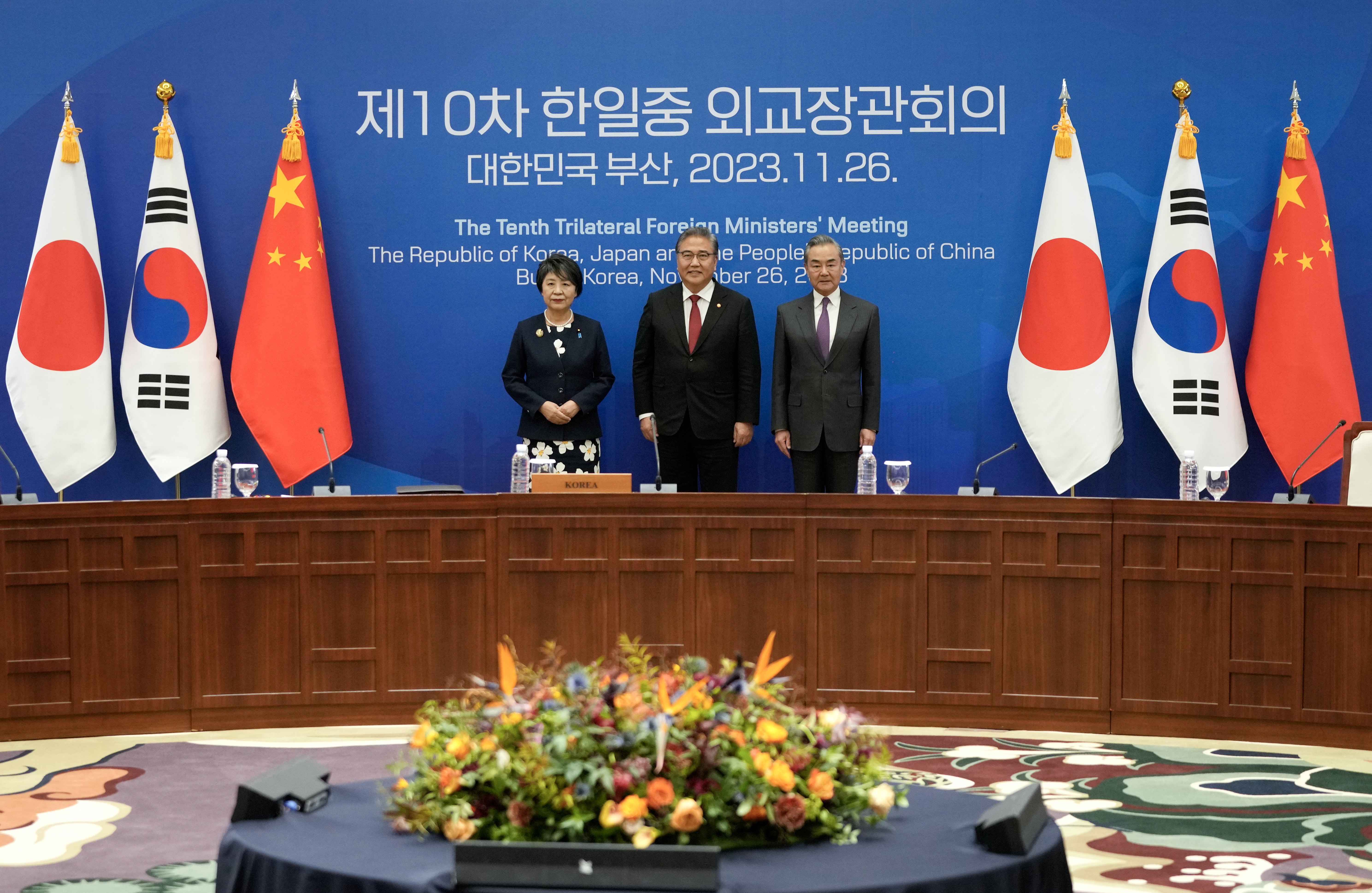 Външните министри на Китай, Япония и Южна Корея се срещнаха