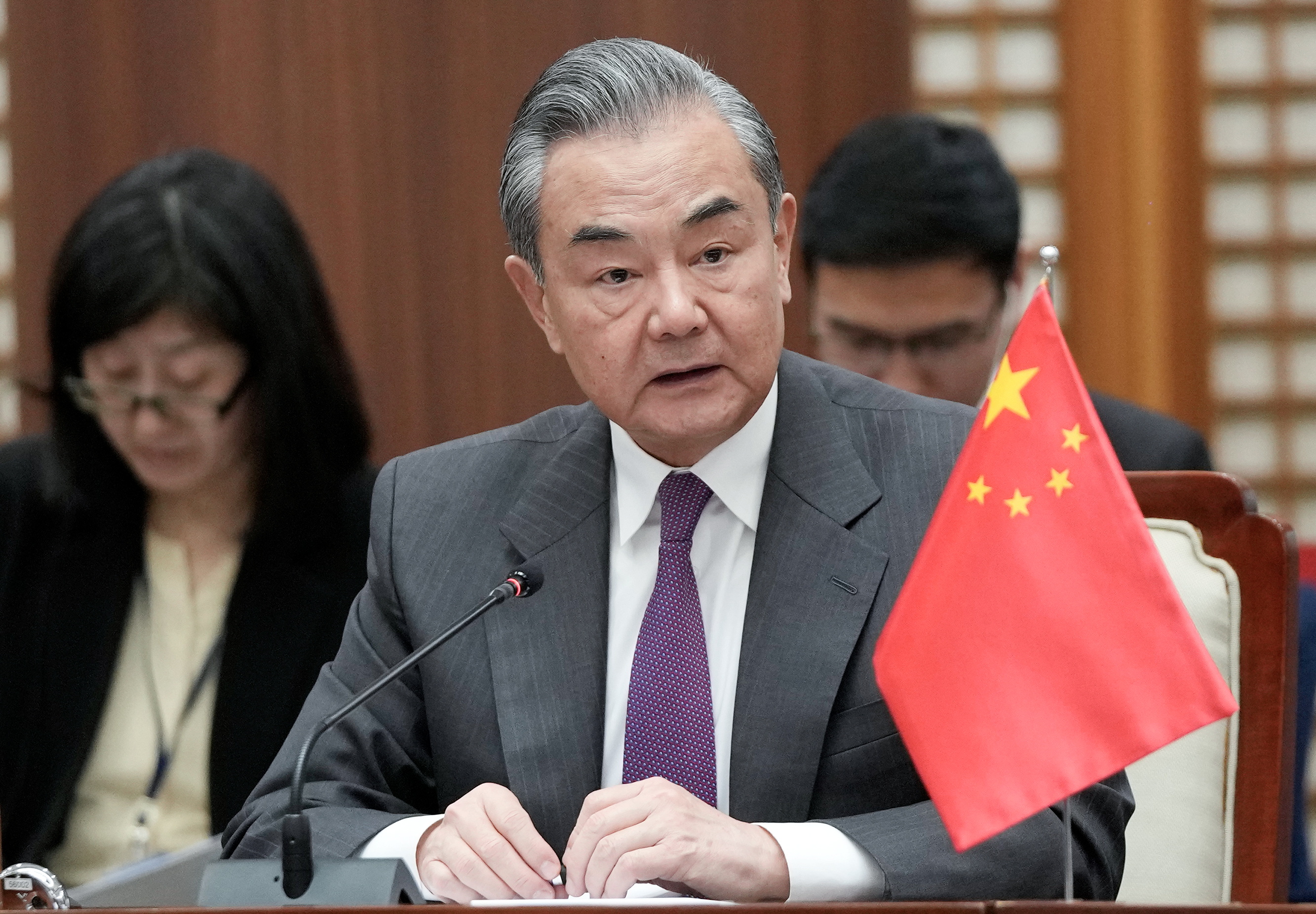 Китай съобщи, че министърът на външните работи Ван Йи ще