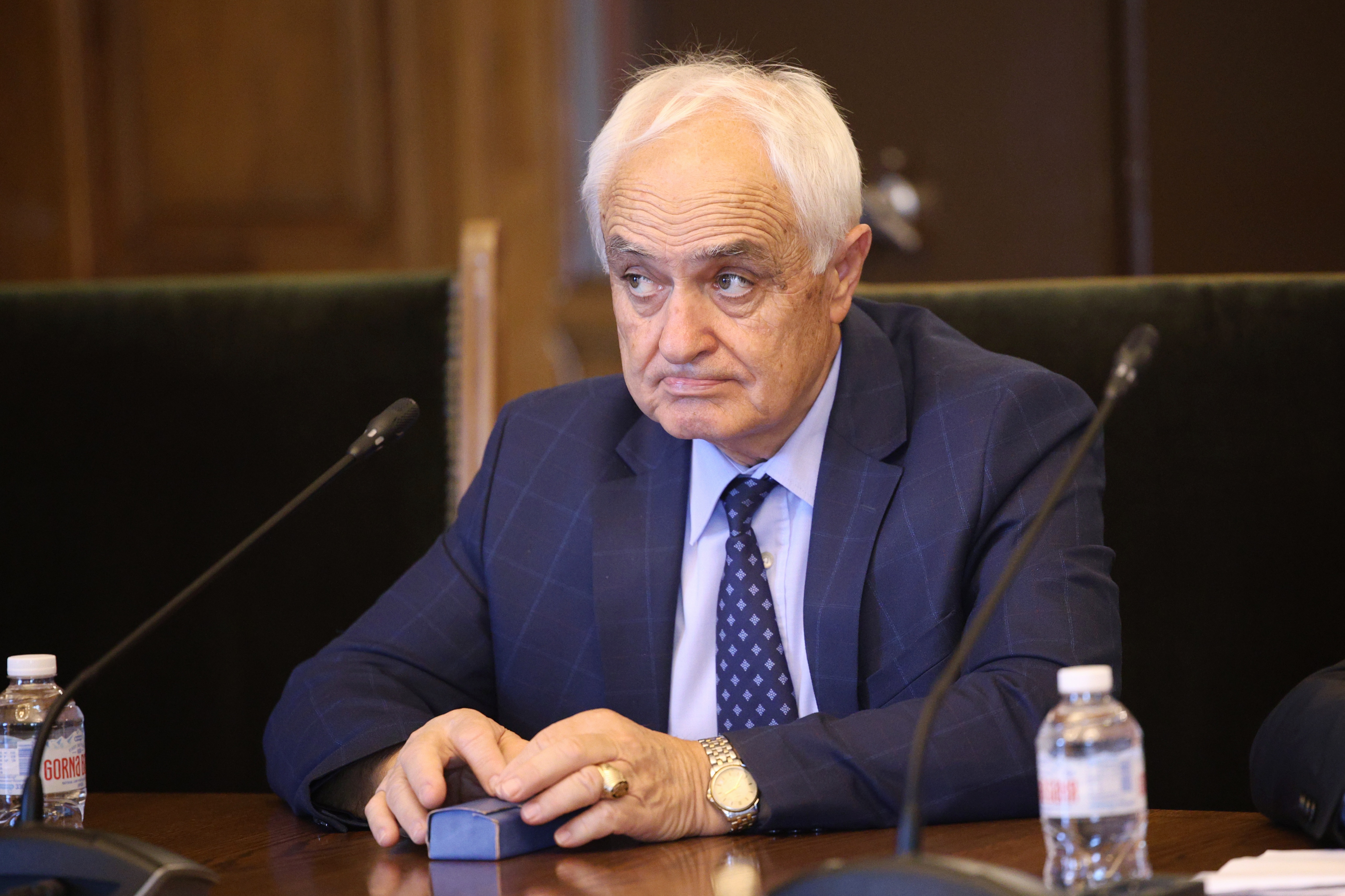 Извън пленарната зала остана заместник-министърът на отбраната Атанас Запрянов, след