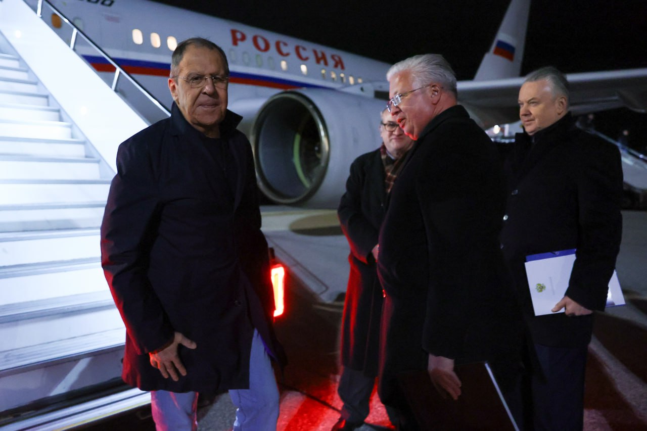Самолетът с министъра на външните работи на Русия Сергей Лавров