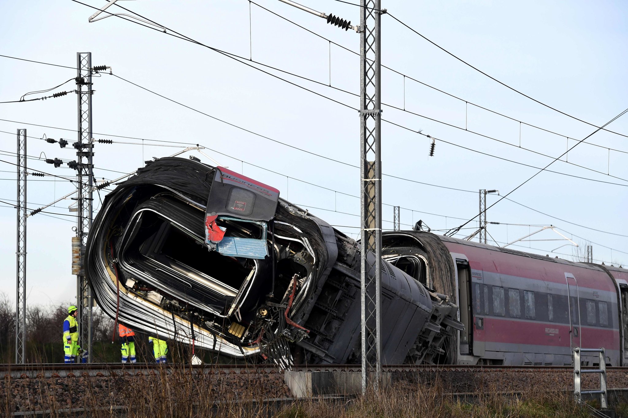 Най-малко 17 души бяха ранени след сблъсък между два влака