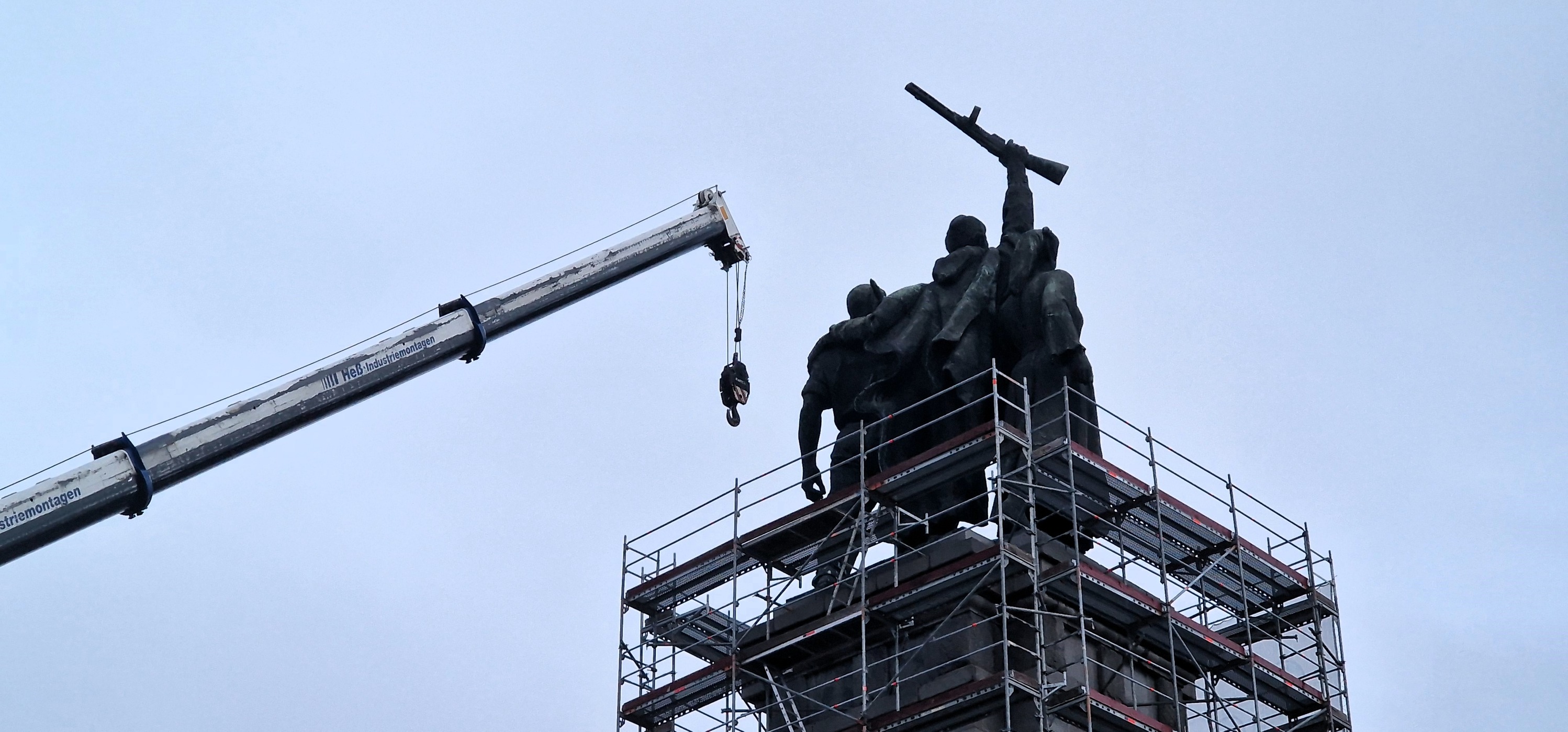 Започна подготовката за демонтажа на паметника на Съветската армия в