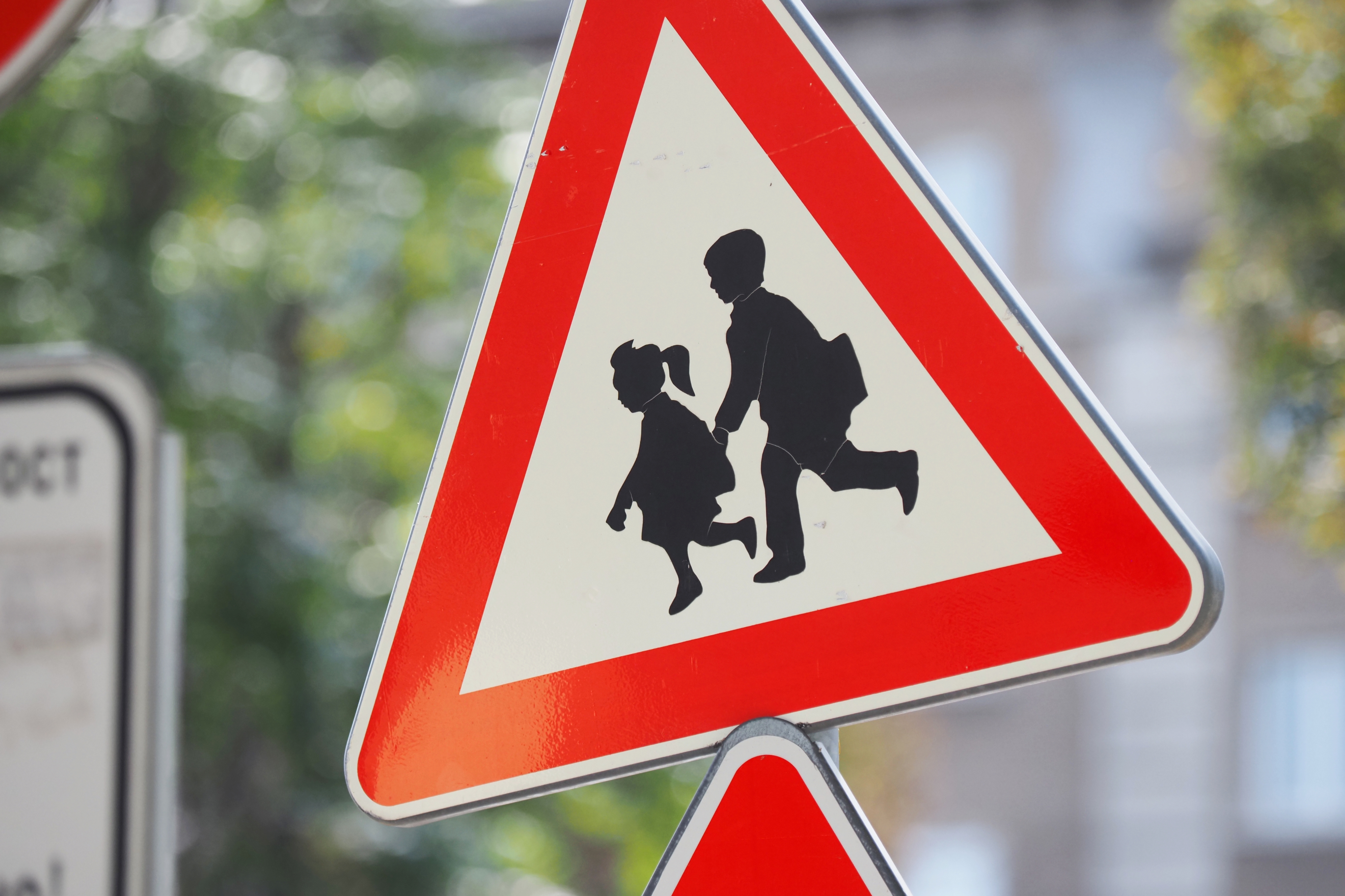 Шофьор блъсна две деца на пешеходна пътека в Кубрат, съобщиха