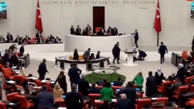 Турски депутат почина, два дни след като получи сърдечен удар