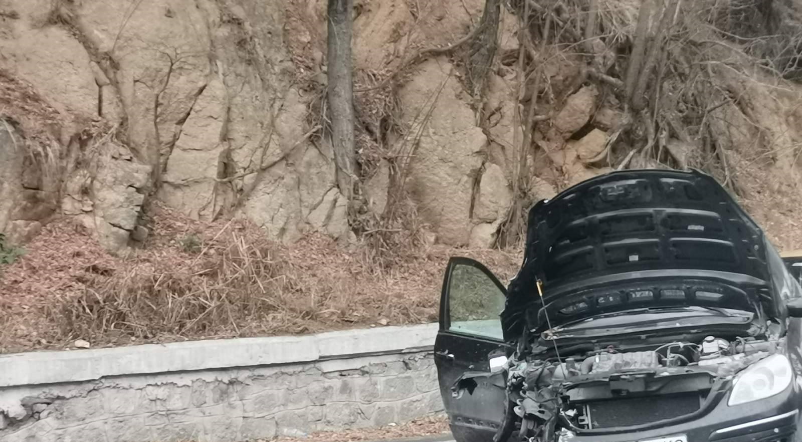 Автомобил се удари в дърво между селата Садово и Везенково,