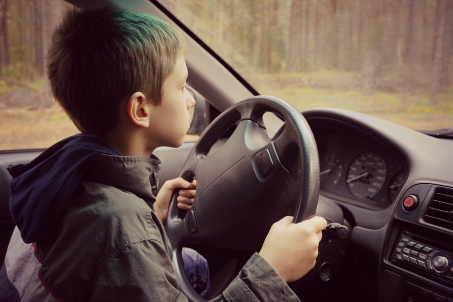 Рецидивист даде на дете да кара кола в Първомай, съобщиха