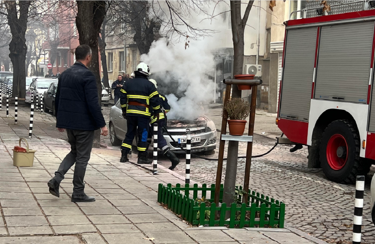 Кола горя на ул. Васил Априлов, която е пресечка на
