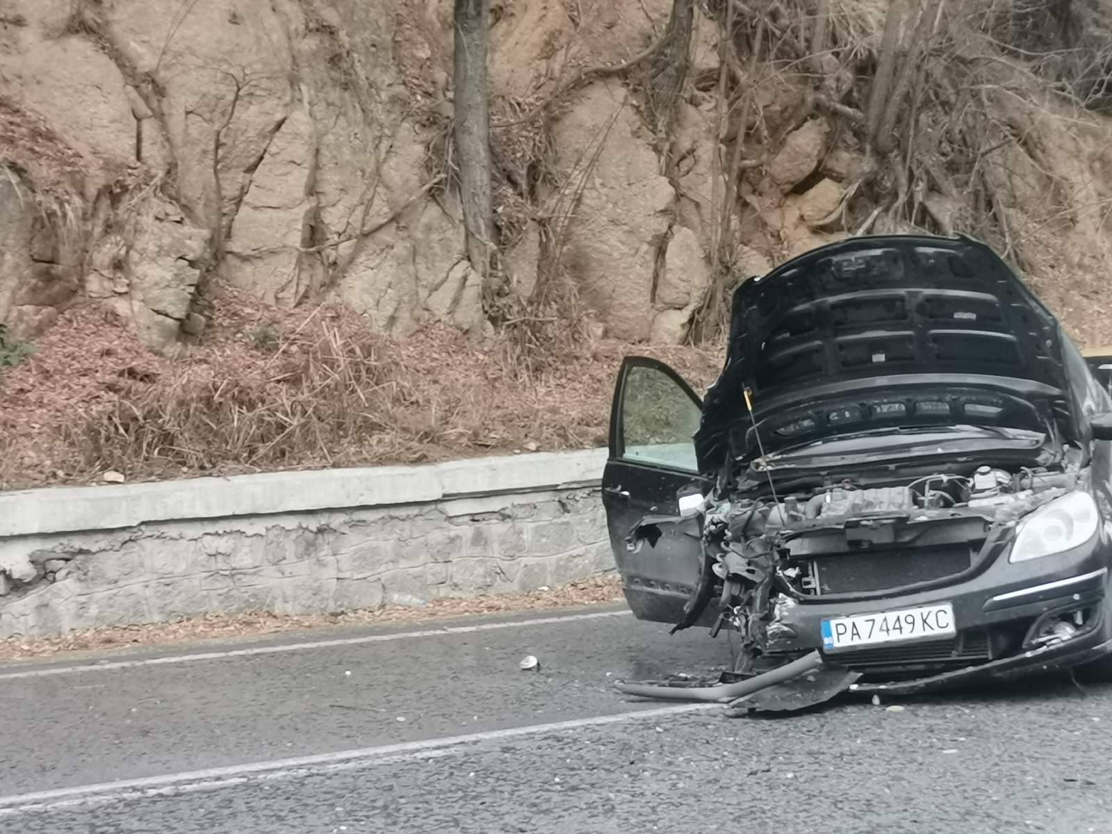51-годишен шофьор е загинал на място при катастрофа между два