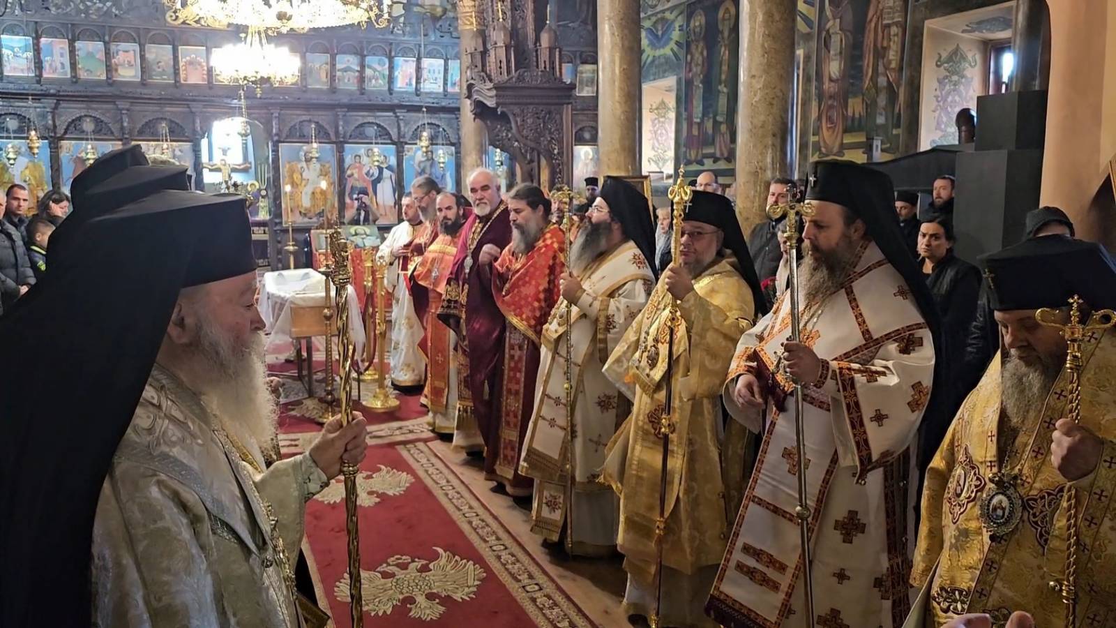 Стотици миряни дойдоха в църквата „Свети Великомъченик Димитър“ в Сливен,