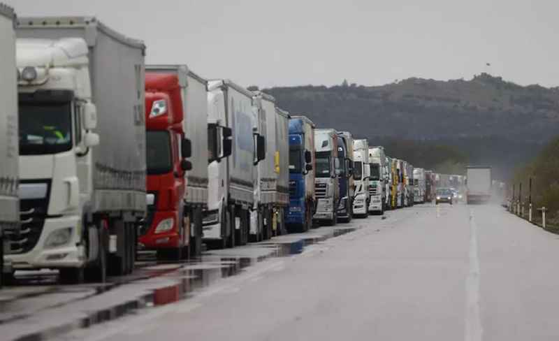 Няколко гръцки ТИР-а с товар, предназначени за Австрия, са блокирани