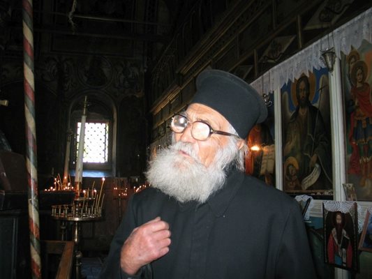 Свещеникът, който над 50 години служи в Златоград и приживе