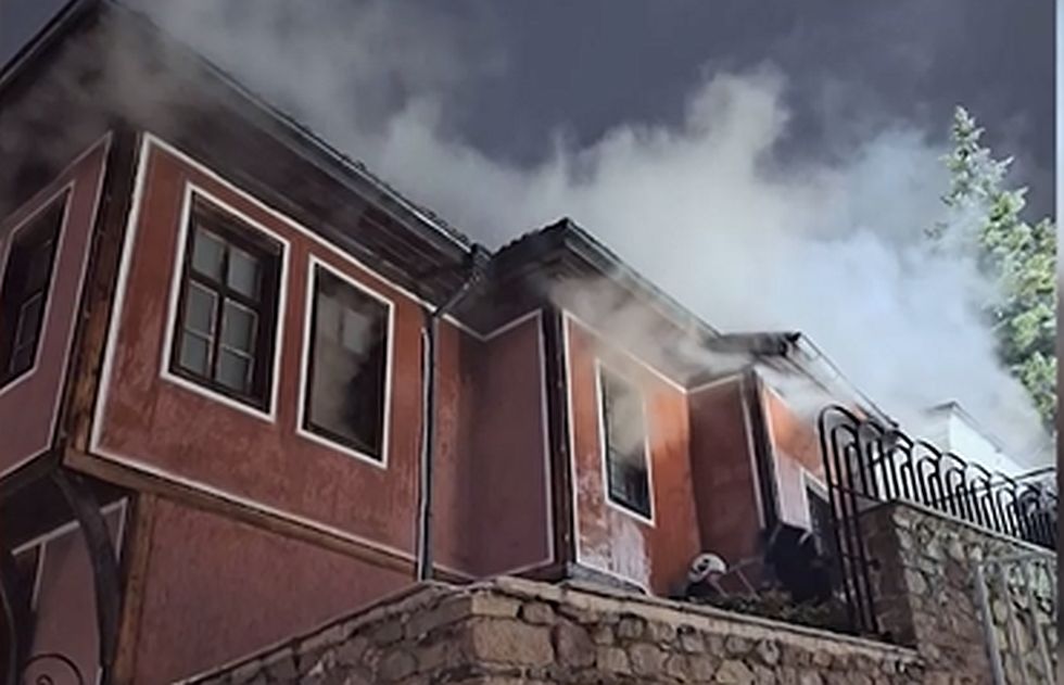 Продължават огледите след снощния пожар в Пампоровата къща в Пловдив.