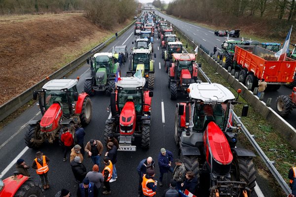Фермери блокираха днес една от главните френски магистрали, свързващи Париж
